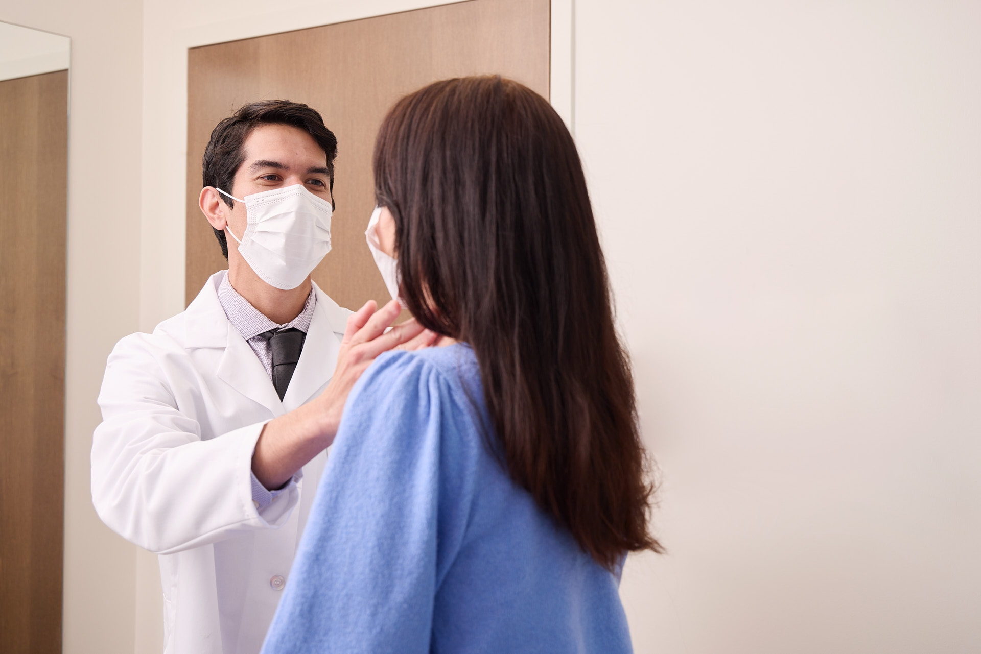 a photo of a doctor examing a patient by Baltimore Healthcare Photographer Tracey Brown